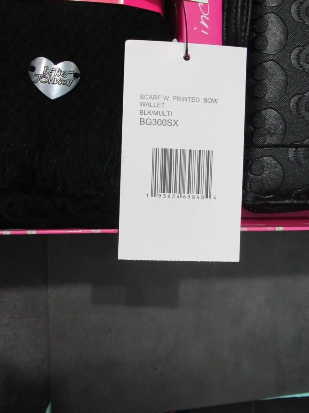 NIB Betsey Johnson 2pc Gift Set, Scarf & Embossed Skull Wallet Black Zip Around